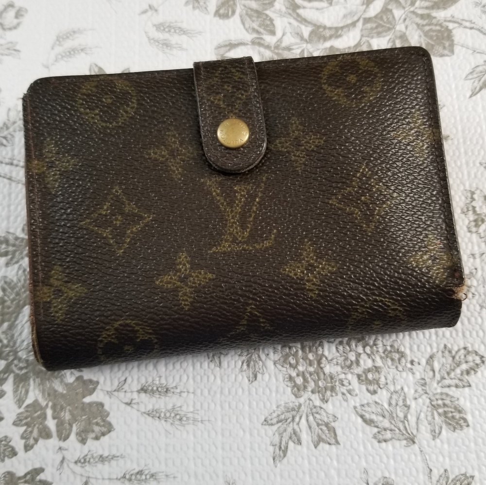 Louis Vuitton Vintage classic Bifold wallet Monogram print features French kiss